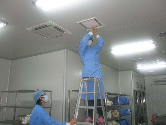 工作人员正在安装高效日皮免费视频
