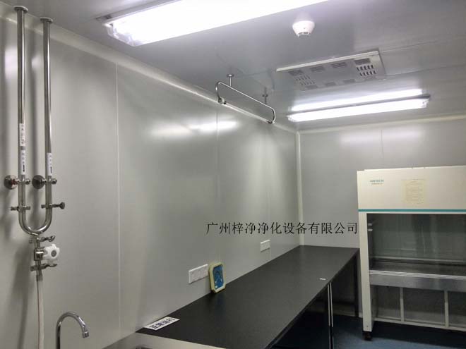 建造和使用洁净室能有效减少室内诱入、产生及滞留粒子。