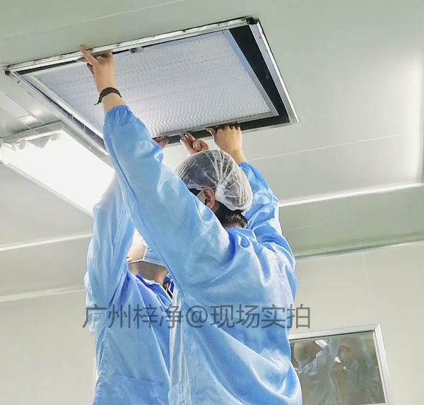 工作人员正在安装无尘室高效日皮免费视频