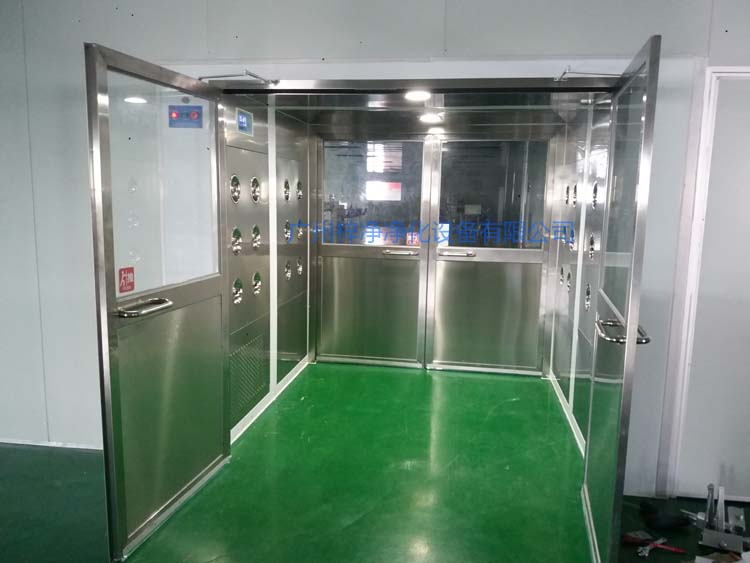 双开门货淋室前门打开,后门紧锁 防止洁净室与非洁净室空气对流。