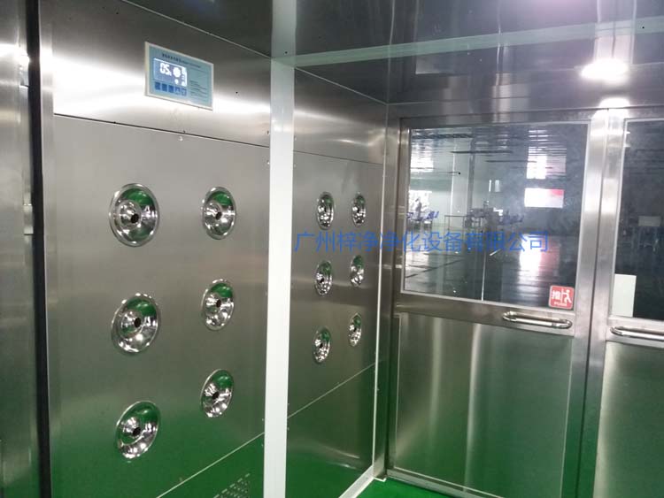 双开门货淋室工作区配智能控制器,方便人员使用操作。