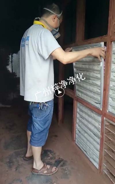 工作人员正在安装干式柜袋式除尘空气日皮免费视频