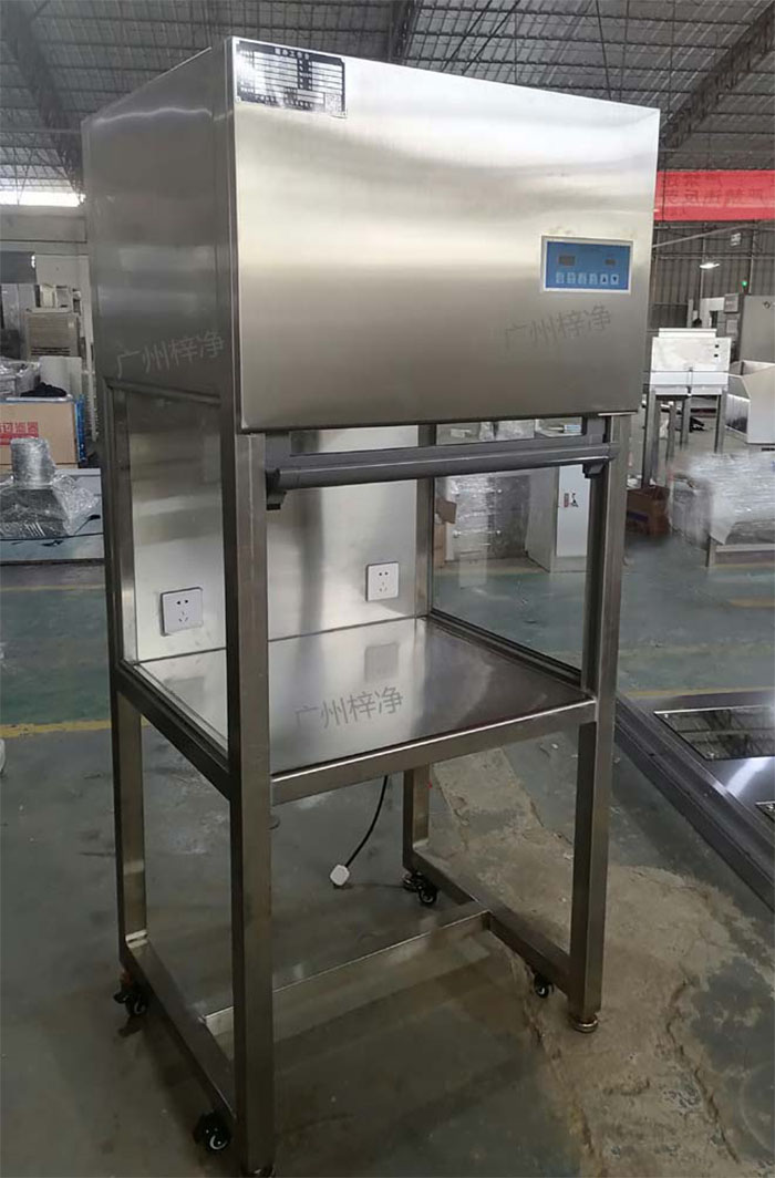 升降门超净工作台是采用单向空气流，室内空气经预初效日皮免费视频进入静压箱，再经过高效空气日皮免费视频，最后在操作区内形成高度洁净的单向空气流，是提供操作区高洁净度工作环境的理想日皮视频污污APP。