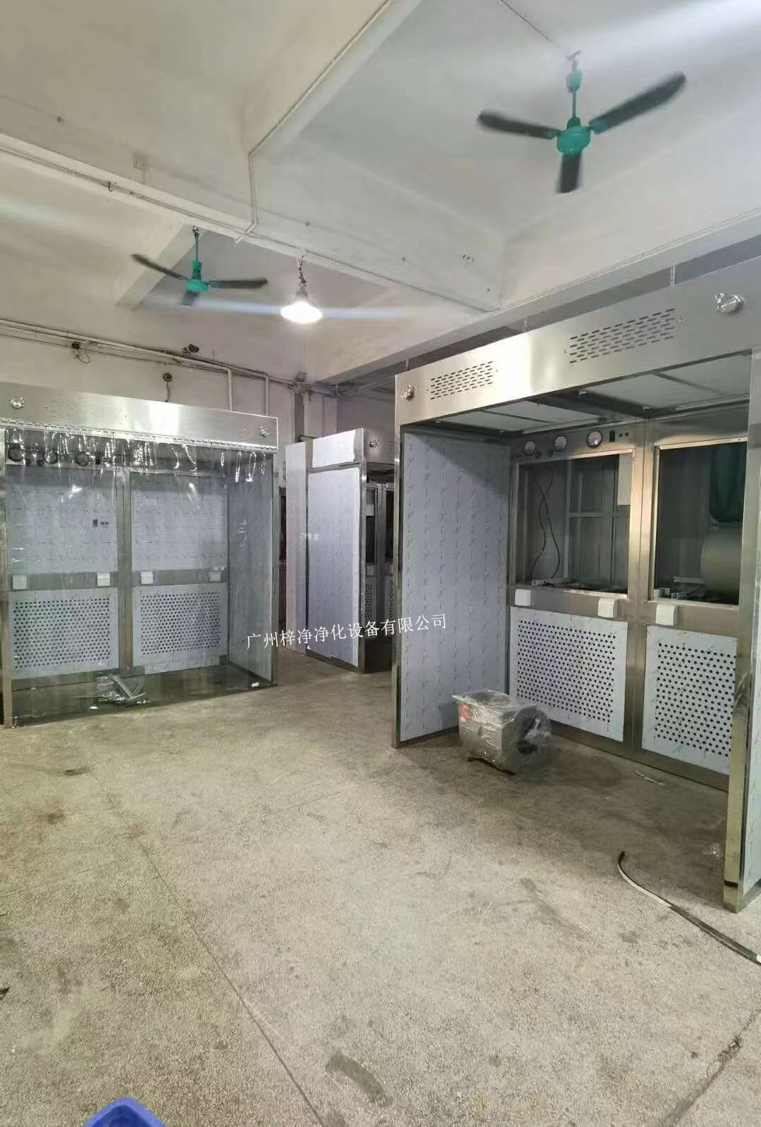 负压称量室日皮视频污污APP由工作区、回风箱体、风机箱体、出风箱体及外箱体几大部分拼装而成。